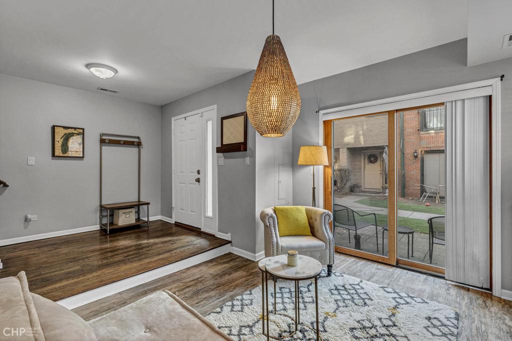 Lincoln Park Townhome: 2770 N. Wolcott #E