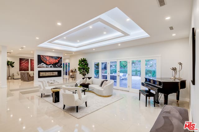 4450 Hayvenhurst Ave