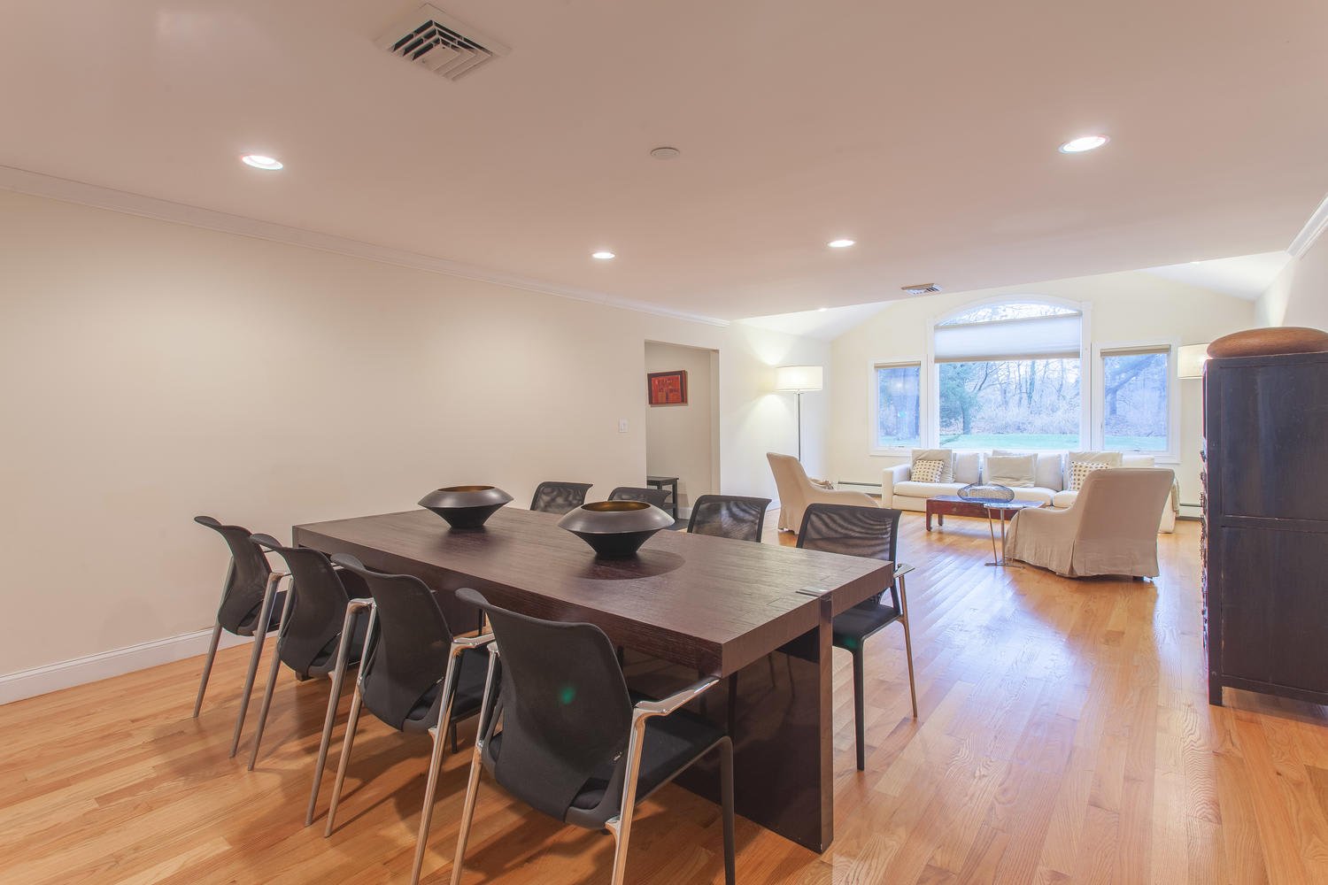 195 Cold Spring Rd, Syosset