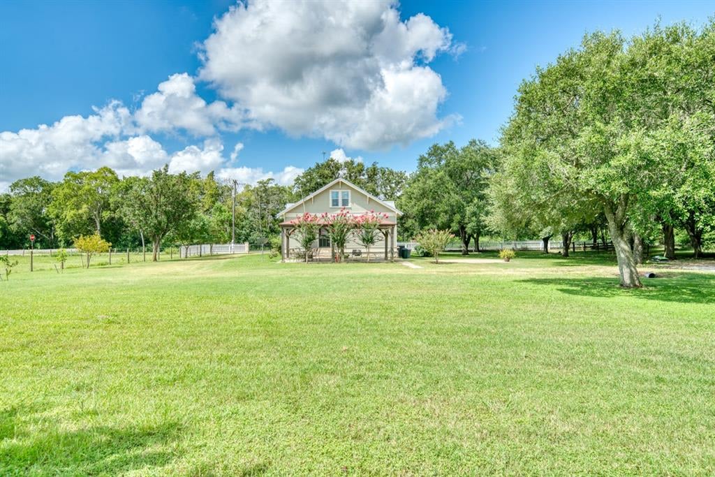 134 Houston St New Ulm, Tx 78950