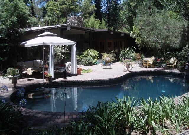 7475 Mulholland Dr