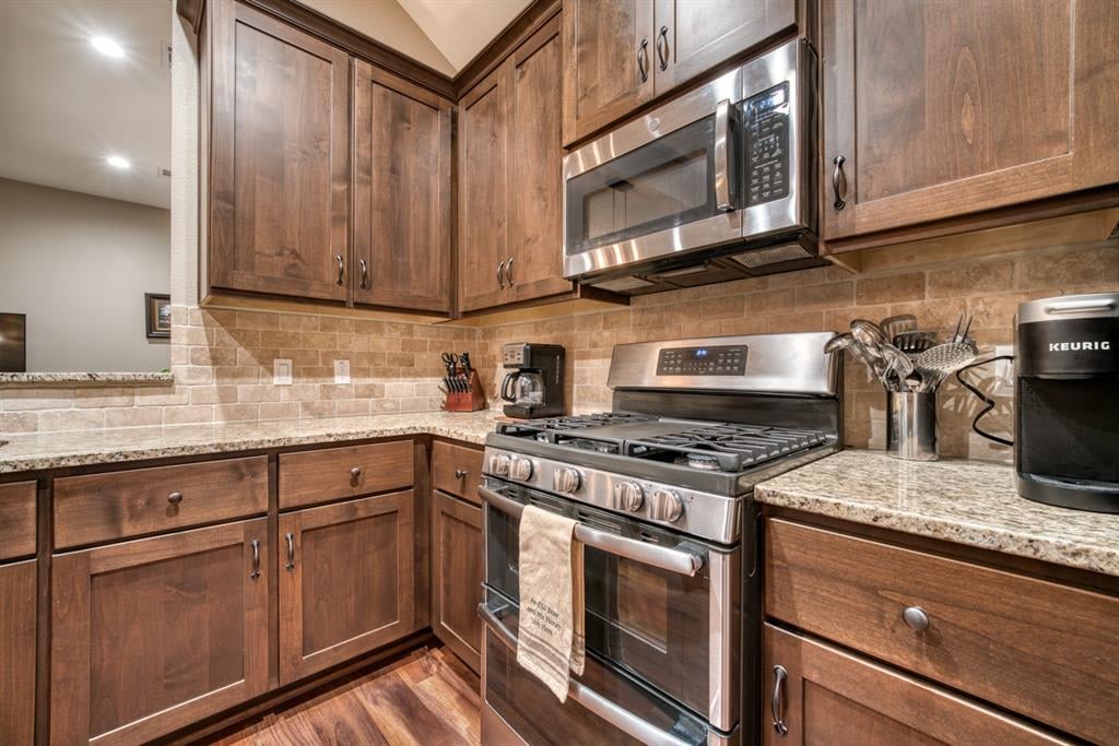 37 Briarwood Ln Bellville, Tx 77418