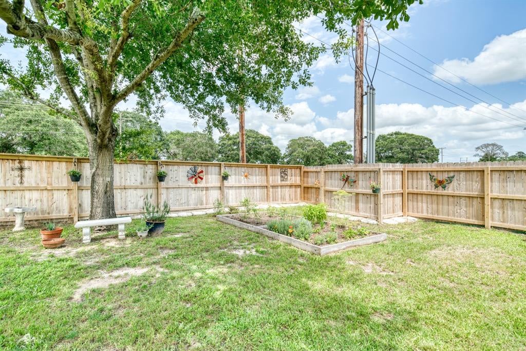 37 Briarwood Ln Bellville, Tx 77418