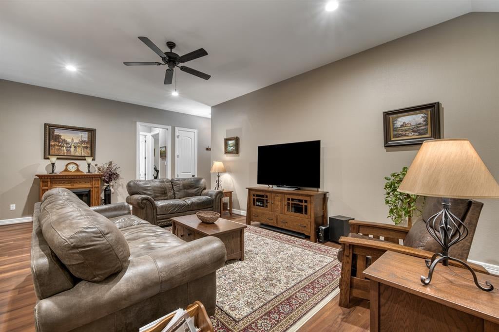 37 Briarwood Ln Bellville, Tx 77418