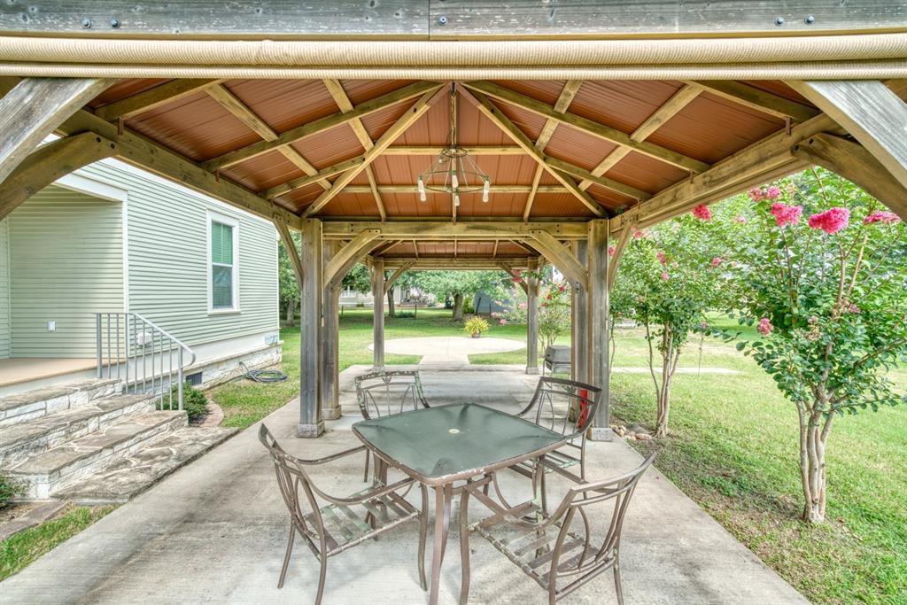 134 Houston St New Ulm, Tx 78950