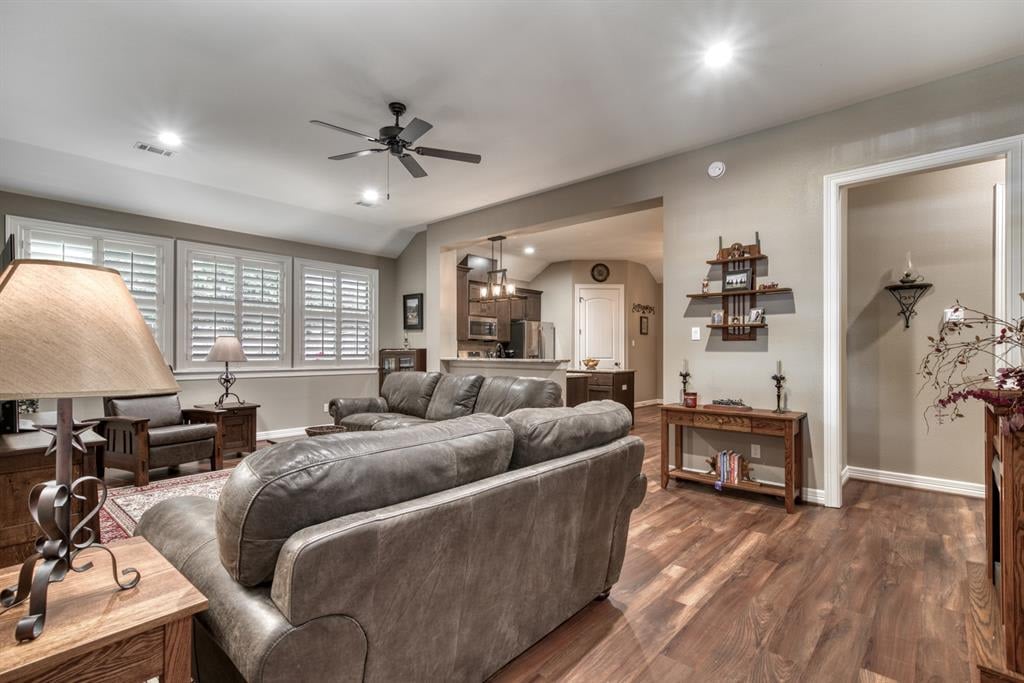 37 Briarwood Ln Bellville, Tx 77418