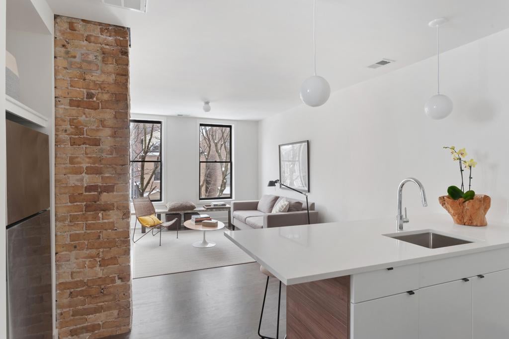 2750 N Kenmore Avenue # 2F
