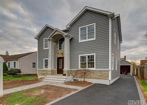 15 Bentley Rd, Plainview