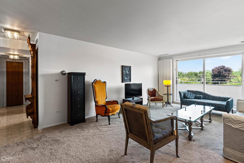 Lincolnwood Condo: 7201 N. Lincoln #310