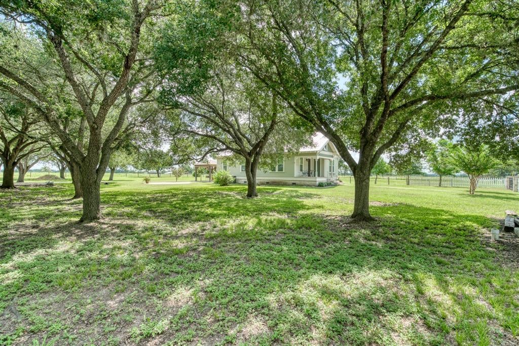 134 Houston St New Ulm, Tx 78950