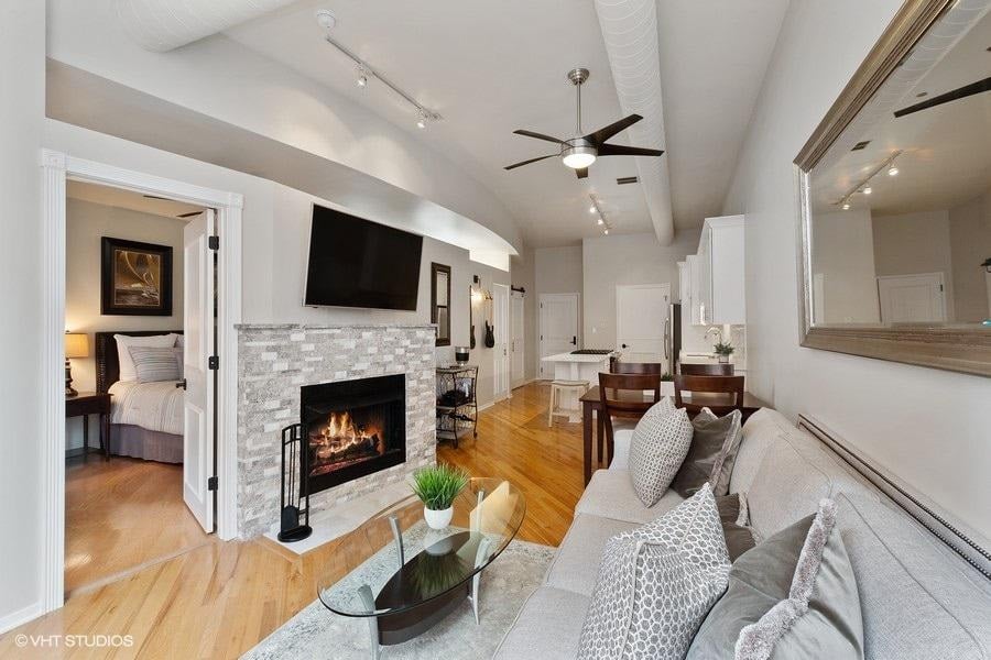 910 S Michigan Avenue #705