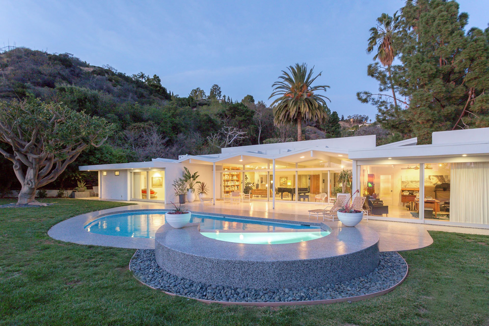 1107 N Hillcrest Rd, Trousdale
