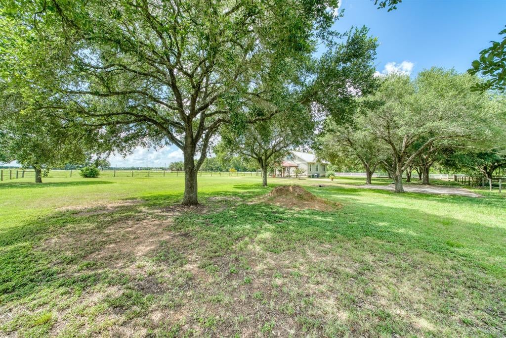 134 Houston St New Ulm, Tx 78950