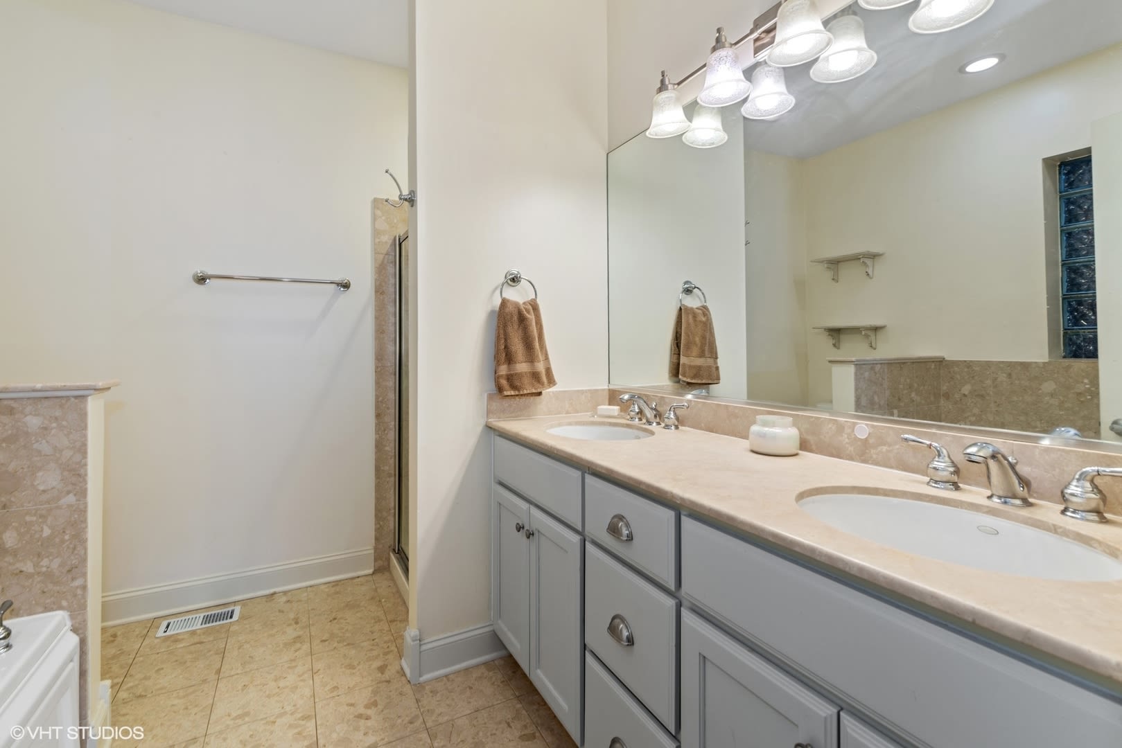 2055 W Belmont #2