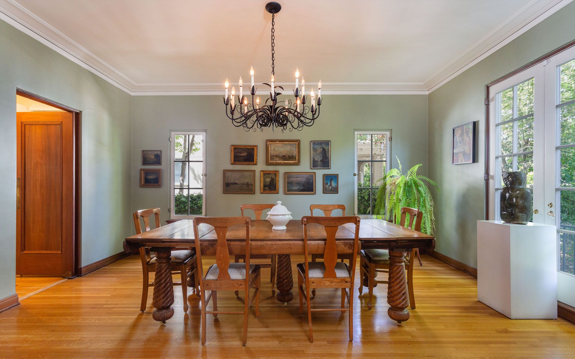 329 N Van Ness Ave, Larchmont