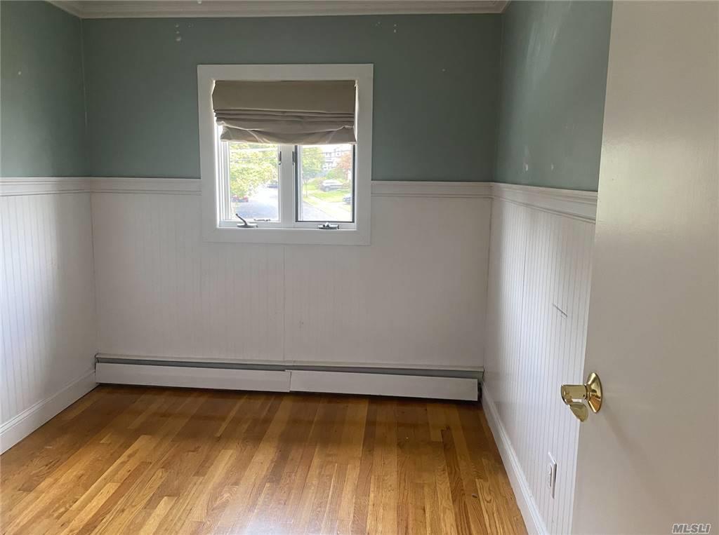 212 Haypath Rd, Old Bethpage