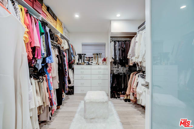 4450 Hayvenhurst Ave