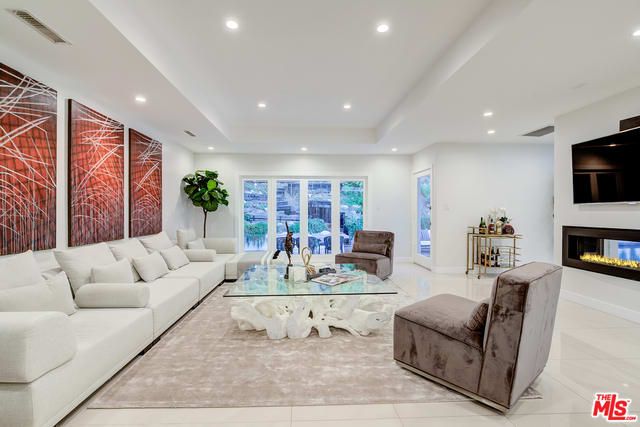 4450 Hayvenhurst Ave