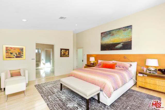 7548 Mulholland Dr