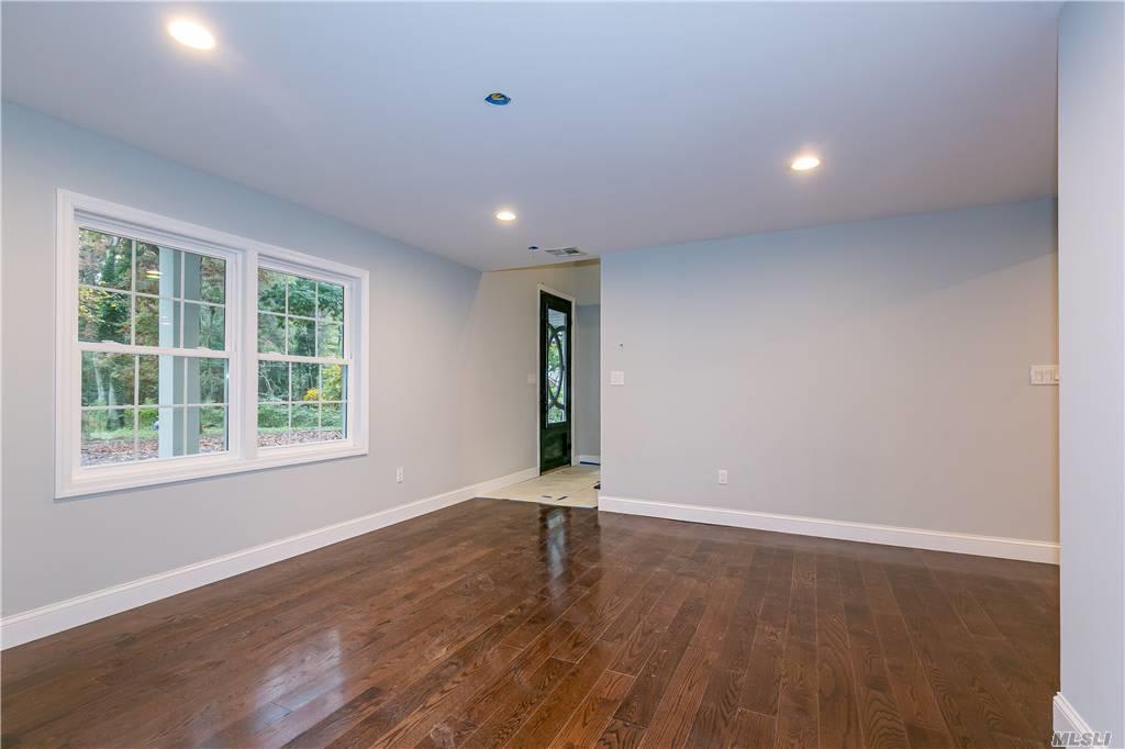 380 Woodbury Rd, Woodbury