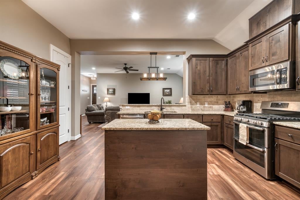 37 Briarwood Ln Bellville, Tx 77418