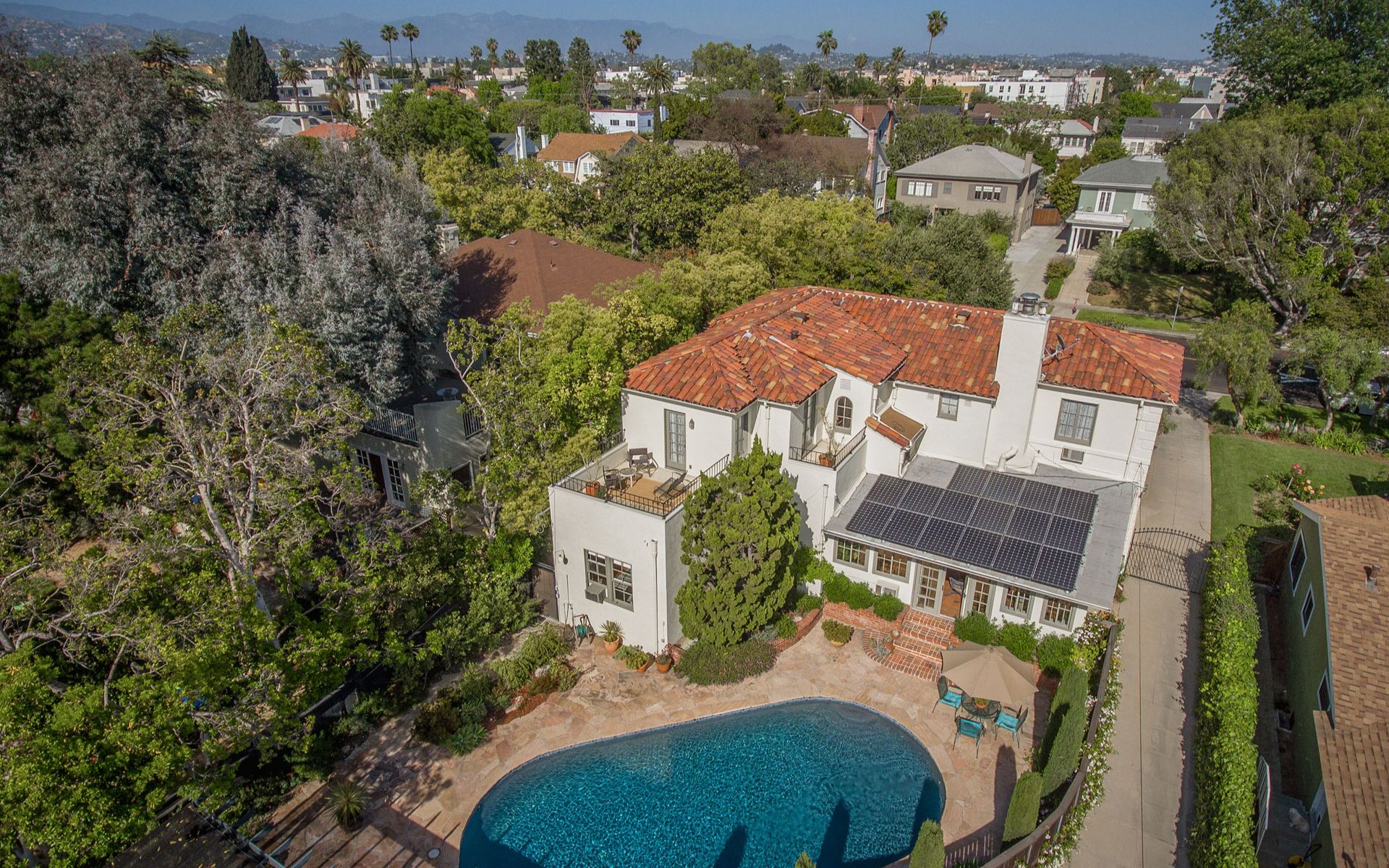 329 N Van Ness Ave, Larchmont