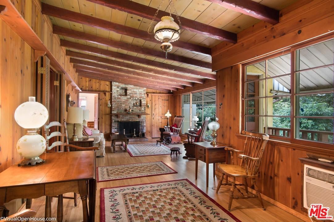 Charming 2 Bedroom Cottage in Studio City