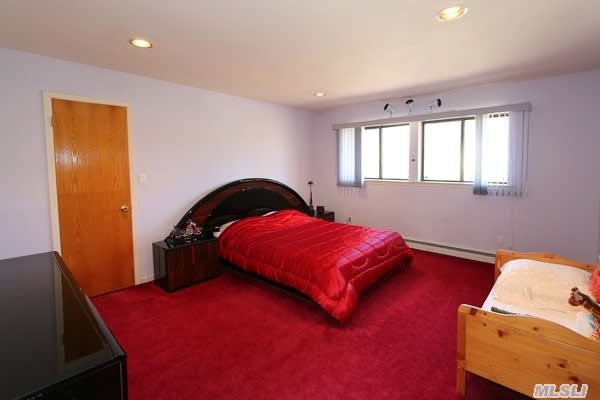 240 Willis Ave, Syosset
