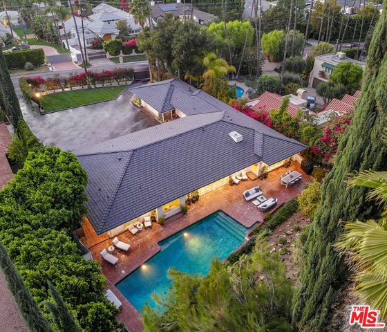 4450 Hayvenhurst Ave