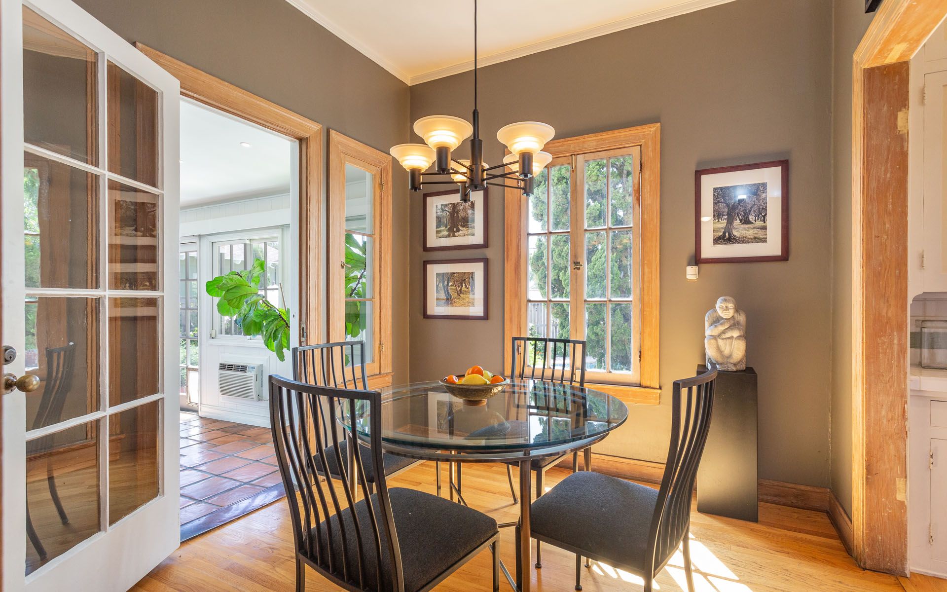 329 N Van Ness Ave, Larchmont
