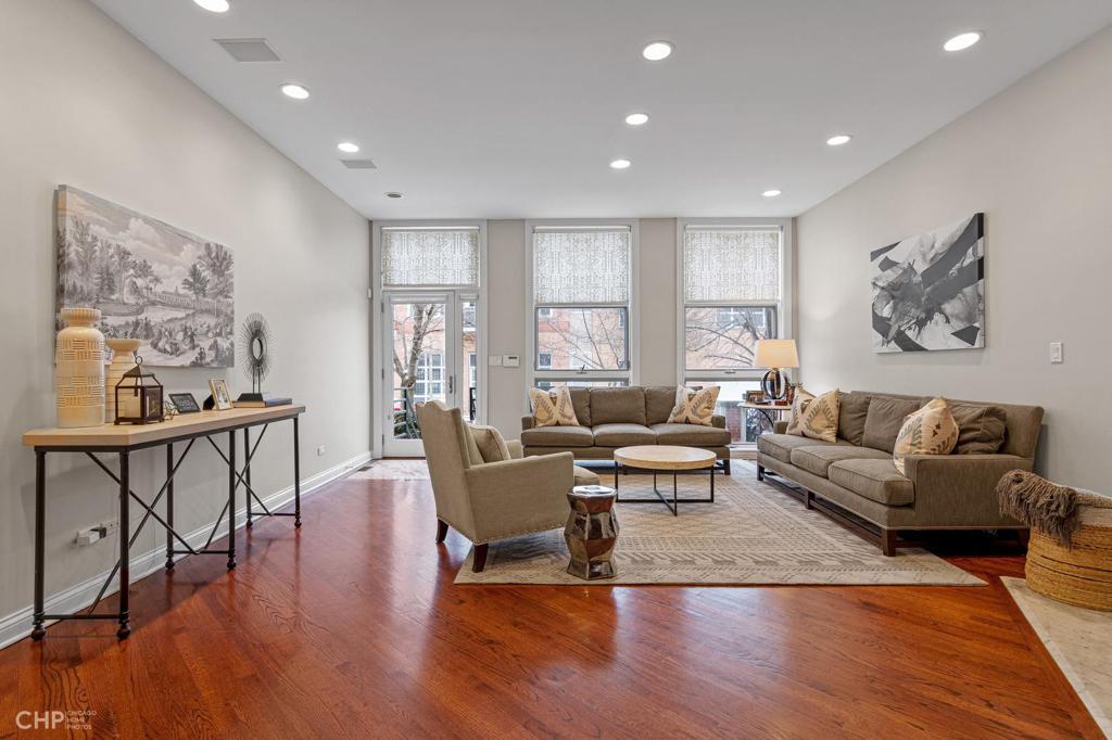 606 Bucktown Home: 2116 W. Churchill 