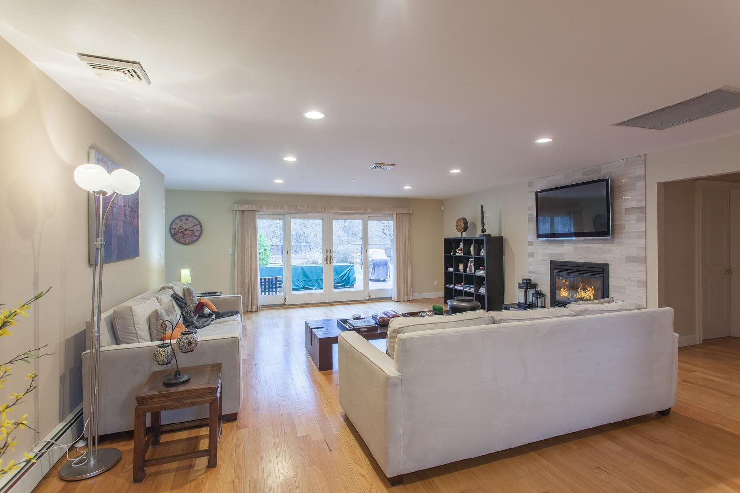 195 Cold Spring Rd, Syosset