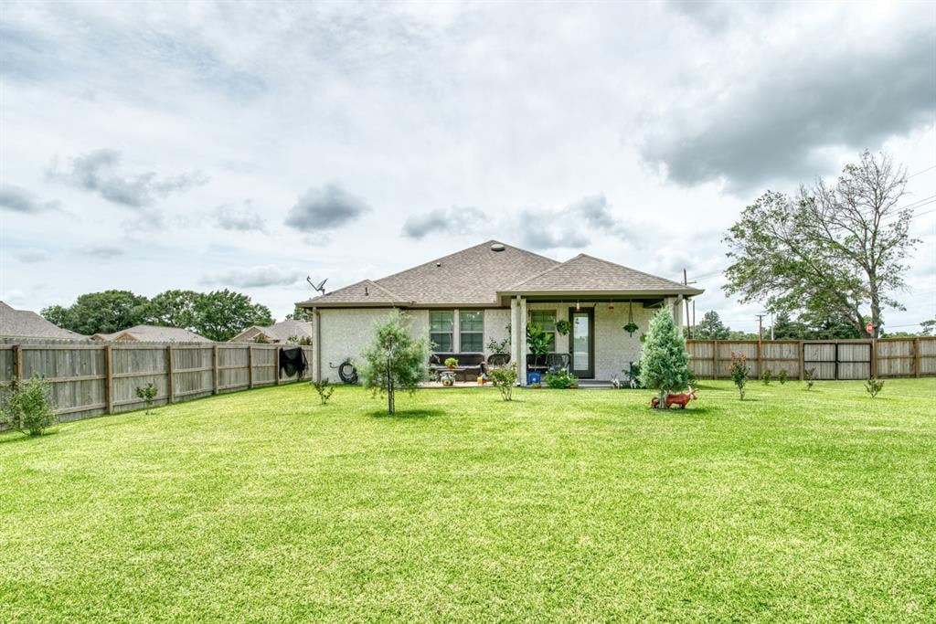 37 Briarwood Ln Bellville, Tx 77418