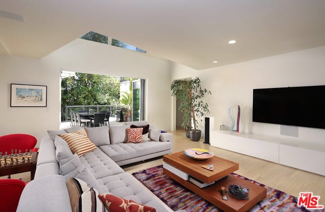 7548 Mulholland Dr