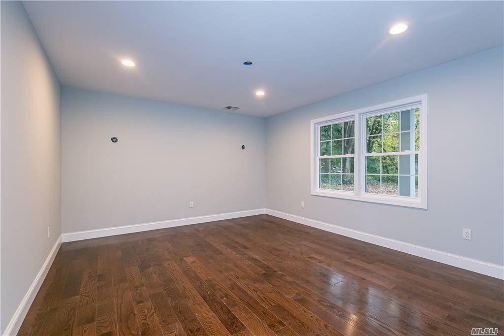 380 Woodbury Rd, Woodbury