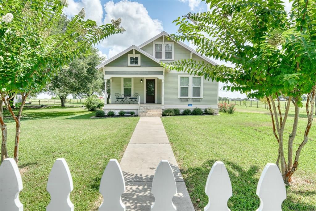 134 Houston St New Ulm, Tx 78950