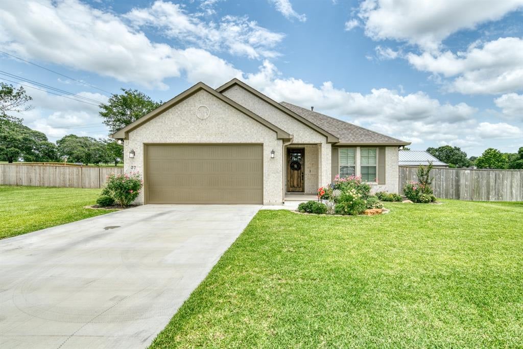 37 Briarwood Ln Bellville, Tx 77418