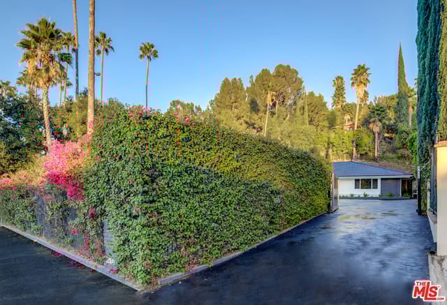 4450 Hayvenhurst Ave