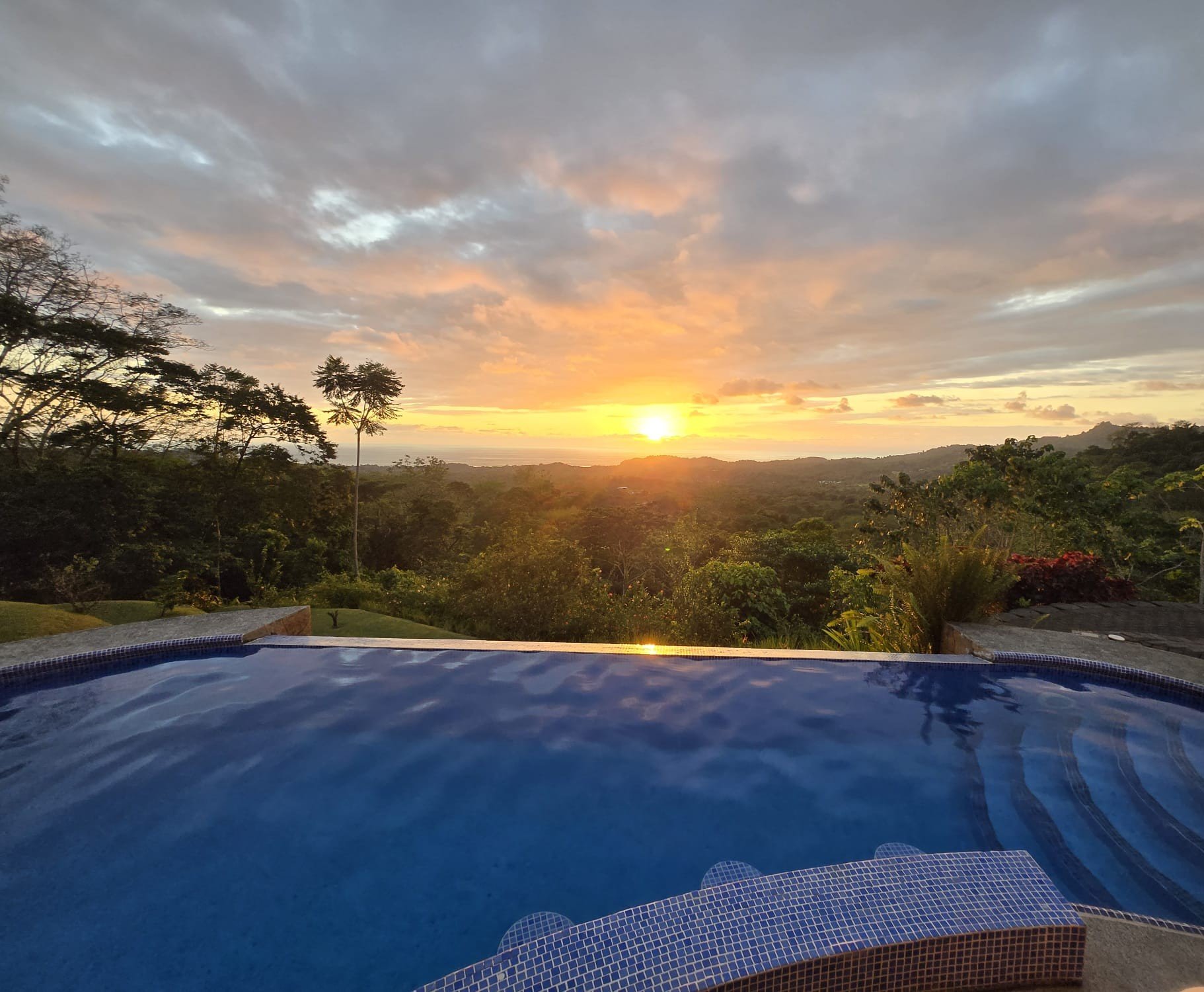 Ojochateau - Rare Ocean & Mountain View 4BR Home in Costa Rica