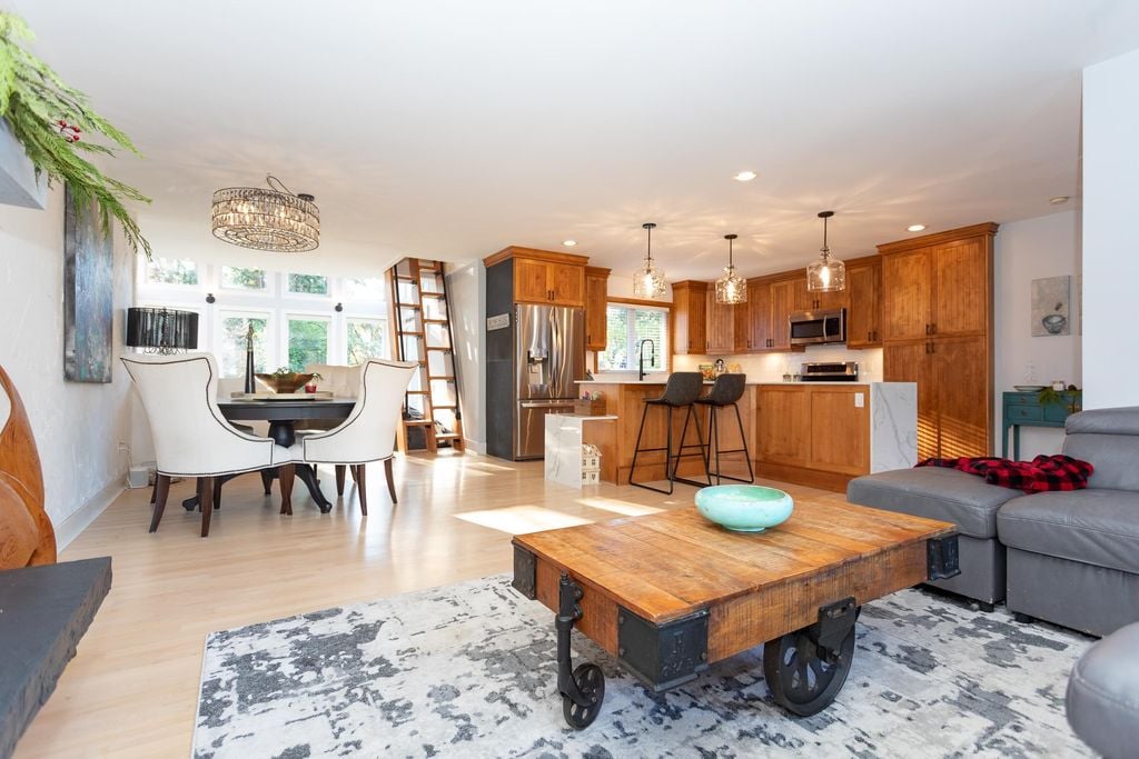 2537 Jura Cres