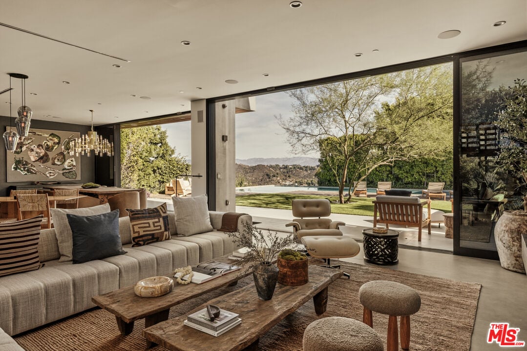 Aria Vista, Stradella Rd, 90077