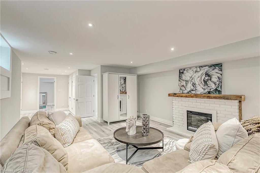 Cambridge Dr Morrison Oakville