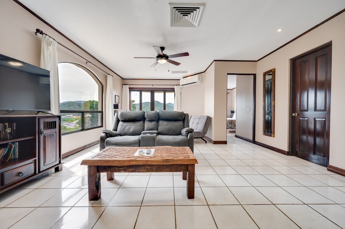 Flamingo Marina Real 11 – Move-in Ready Condo Steps from Flamingo Beach   