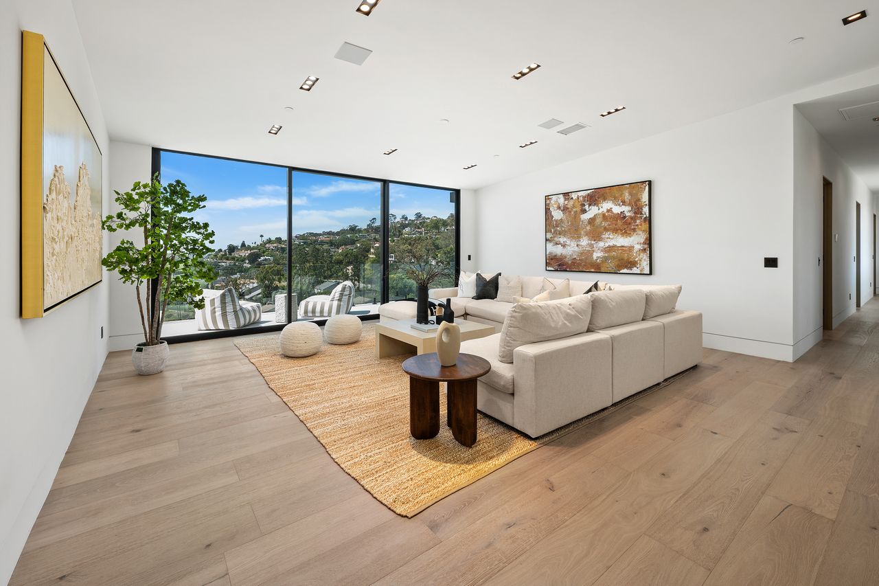 6627 Muirlands Dr, La Jolla, CA 92037