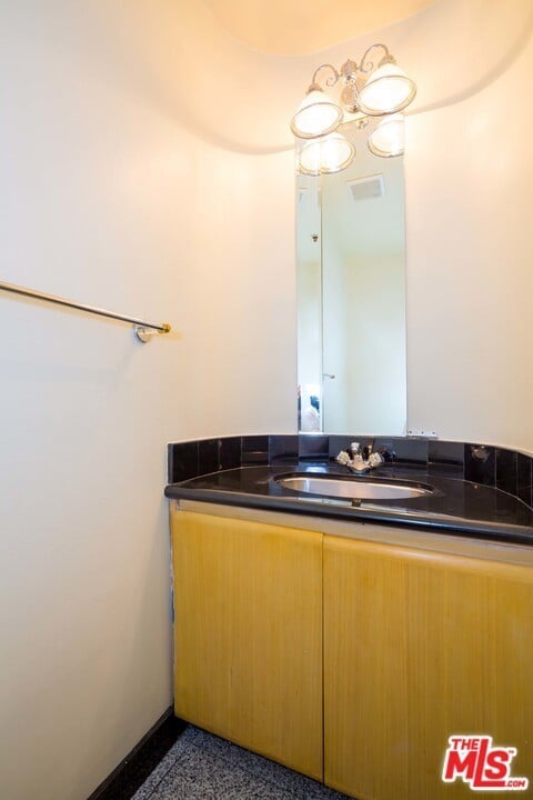 117 N Gale Dr #202
