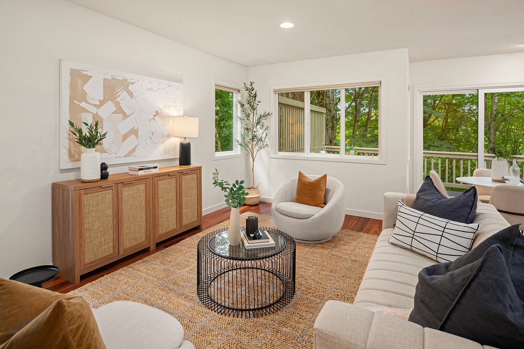Quiet Elegance in Kirkland: Ideal Location & Natural Beauty