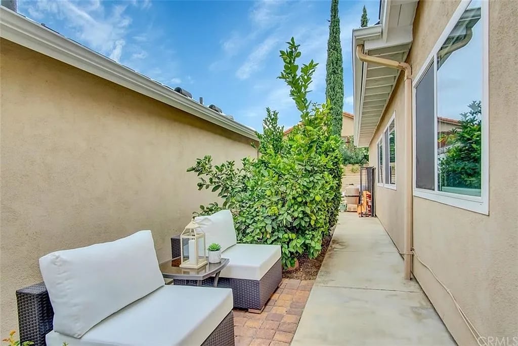 22791 Alturas Dr