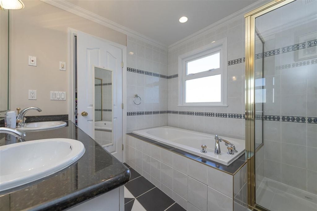 9260 Pauleshin Cres