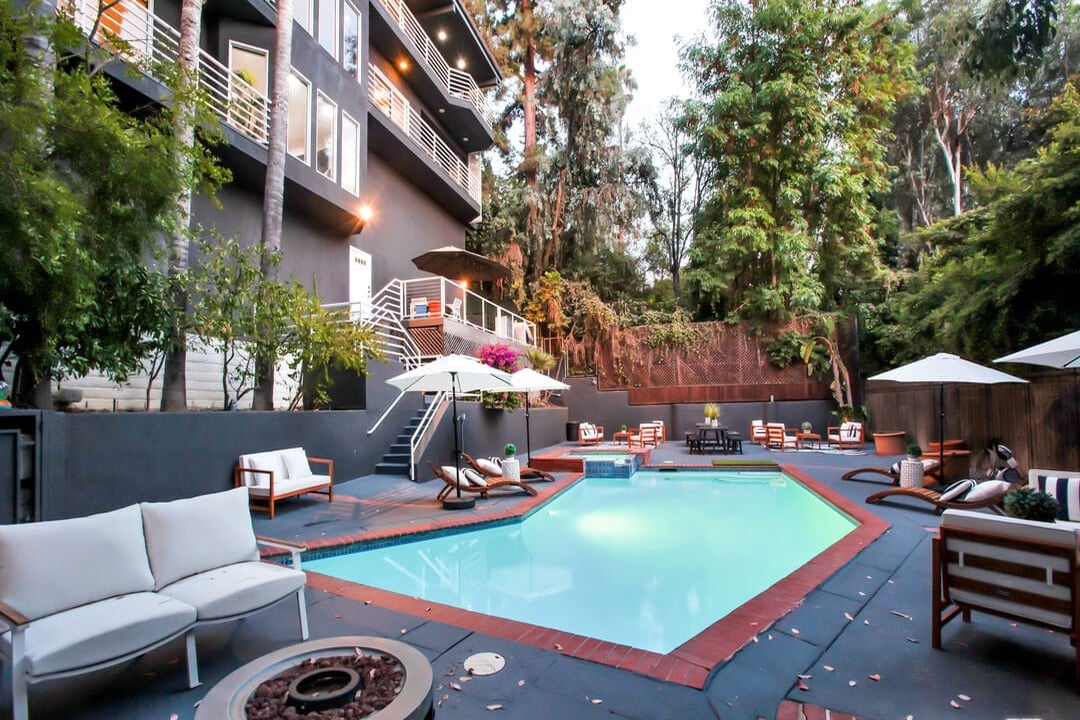 Solaris Manor, N Knoll Dr, 90068