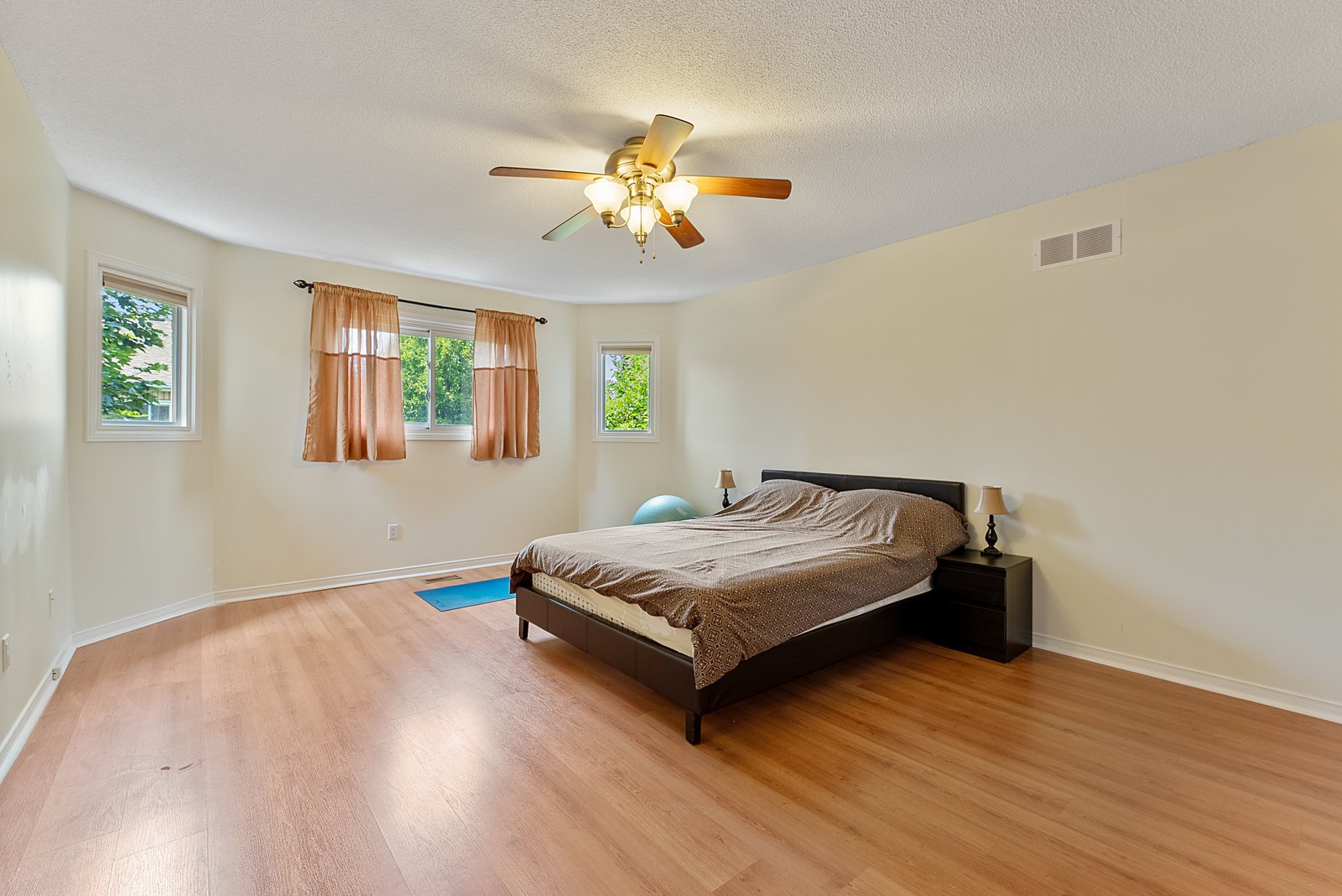 28 Thornway Ave
